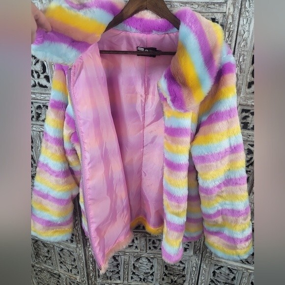 Daisy Street Curve Pastel Rainbow Striped Zipped Faux Fur Jacket with Pockets - Picture 3 of 9